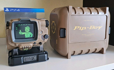 Fallout 4 Pip-Boy Model 3000 Mk IV w/ Display Stand & Carrying Case - NO GAME