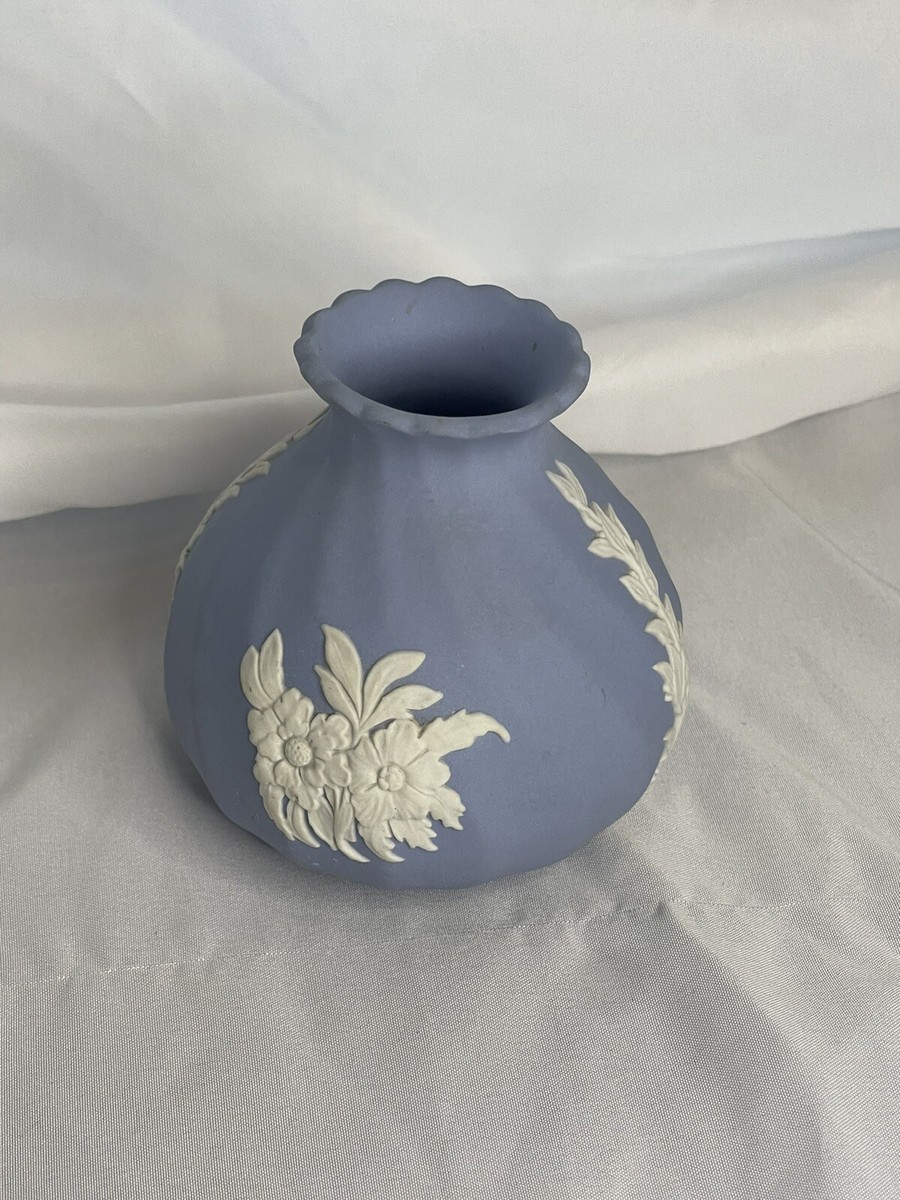 Wedgwood Blue Jasper Bud Vase Scalloped Swirl Flowers | eBay