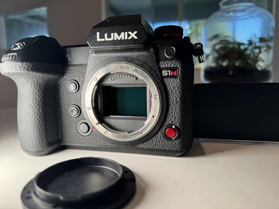 Cámara digital Panasonic LUMIX DC-S1H 24,2 MP (solo cuerpo) de fotograma completo Foto 3 de 4