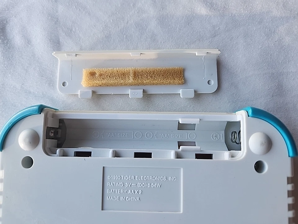 Disney's The Little Mermaid Tiger Juego Electrónico de Mano 1990 FUNCIONANDO DE COLECCIÓN Foto 3 de 3