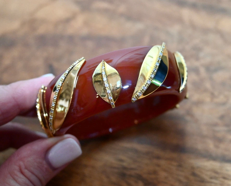 Nuevo brazalete con bisagras revestido de oro de 18k de resina carmesí MIRIAM SALAT de $695 Foto 3 de 4