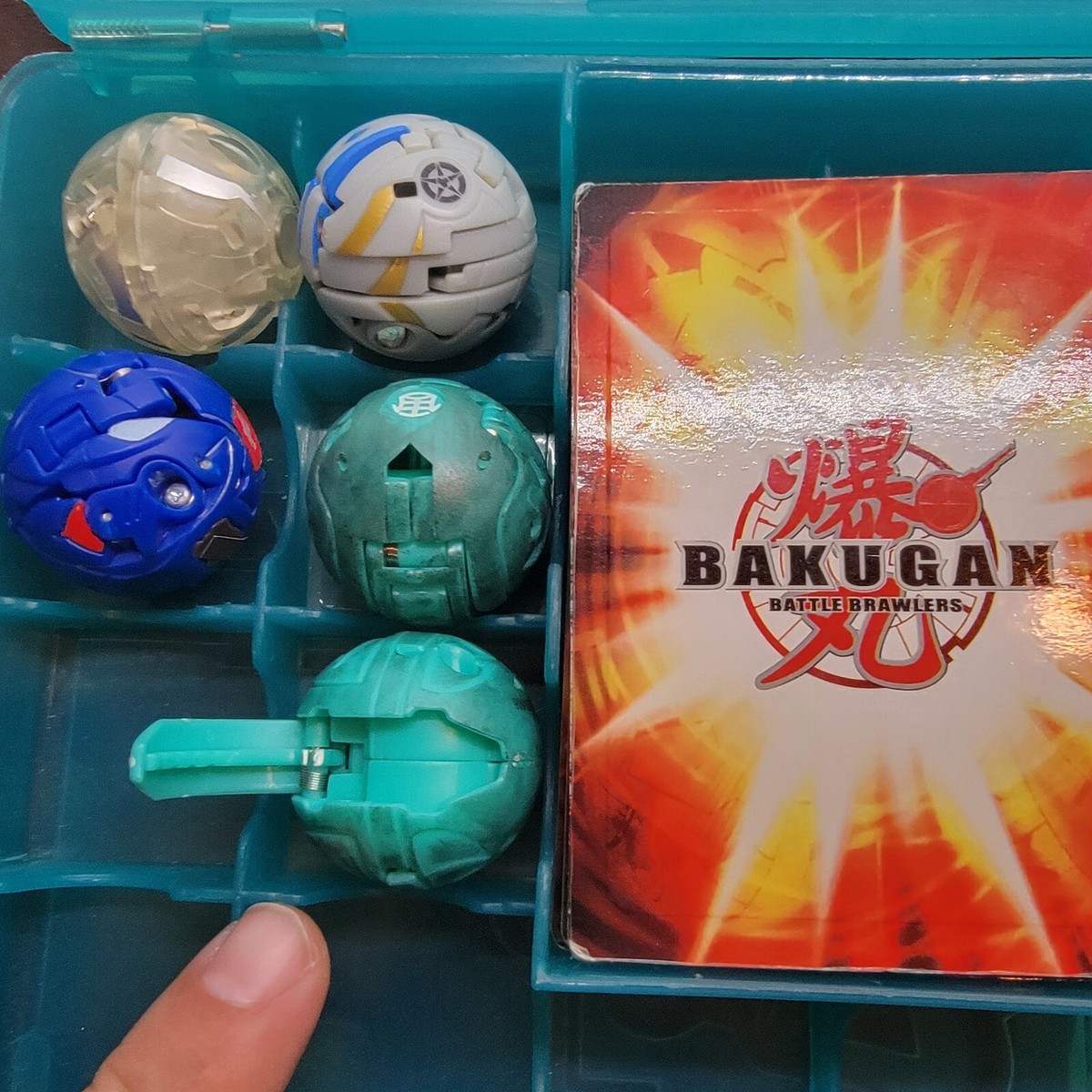 Bakugan Battle Brawlers Carry Case 9 Brawler Figures & 31