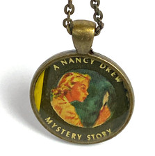 Nancy Drew Historia de Misterio Collar Cadena Libro Cubierta Colgante De Colección