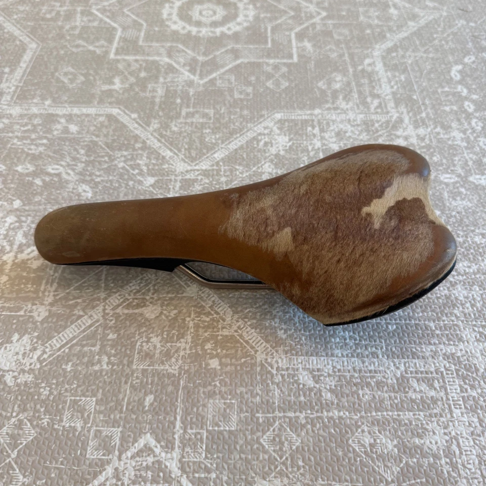 Sillín de bicicleta Fi'zi:k de cuero de becerro pelo marrón hecho en Italia Foto 3 de 4