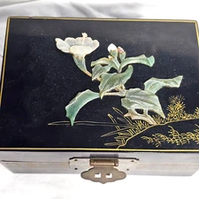 SMALL CHINESE JADE LACQUER FLORAL JEWELRY BOX