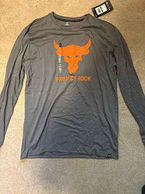Under Armour Project Rock Men s L Loose Long Sleeve Gray/Orange Graphic Logo Tee