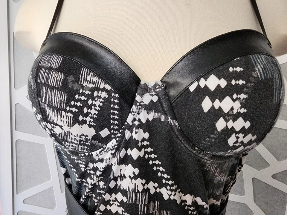 Top cami vaquero GLO con sujetador incorporado. Talla M (34B) Blanco y negro Foto 4 de 4