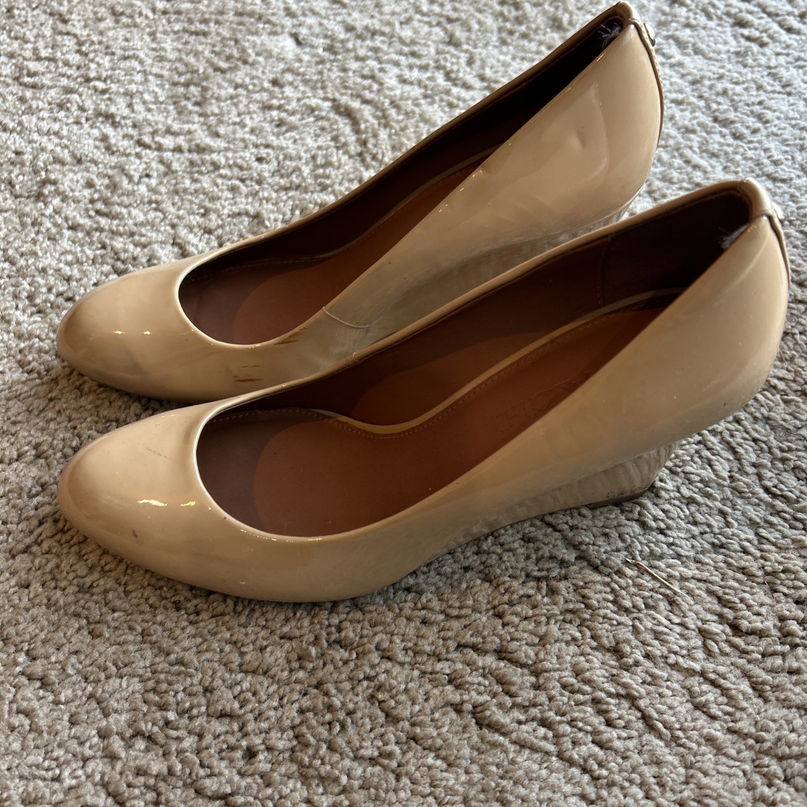 UEC COACH AND FOUR IVORY 2” TEXTURED HEEL PUMPS SZ 8