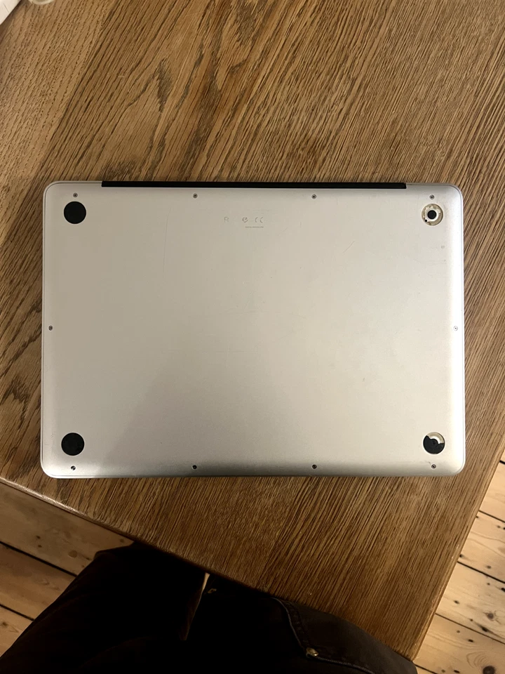 Apple MacBook Pro 13 in. 2.4GHz Dual Core 4GB RAM 250GB HDD Mid 2010 - Silver, photo 4 of 5