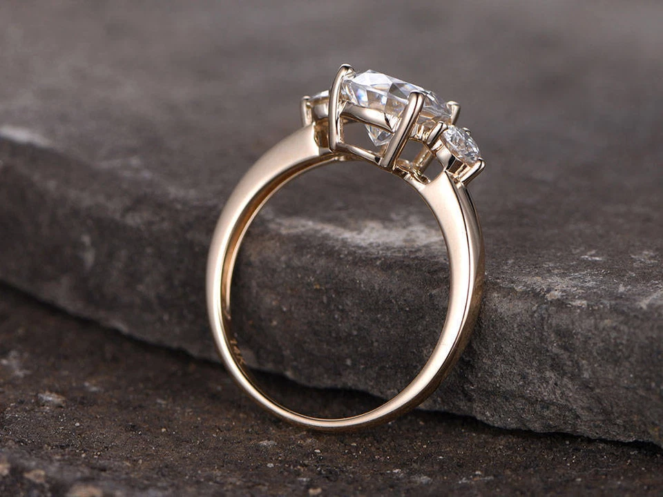 Anillo solitario de tres piedras con diamantes simulados talla pera de 2 quilates enchapado en oro rosa de 14 k Foto 4 de 4