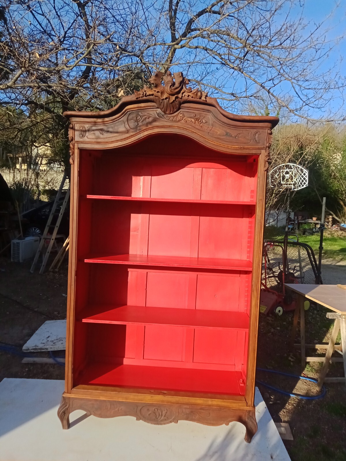 Armoire relookée design haute couture en noyer et finitions laiton brossé