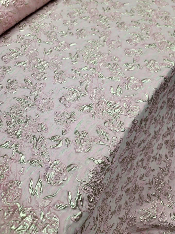Tela brocada metálica floral dorada rosa vendida por yarda para vestido Foto 3 de 4