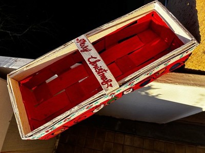 Handbemalter Weihnachtskistenkorb aus Holz | Festliche Gnome & Holly Dekor