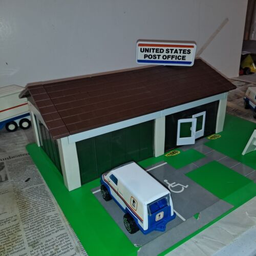 Ensemble de jeu Tonka U S Post Office Builders #5140 dans sa boîte d'origine, trois (3) véhicules - Photo 1/16