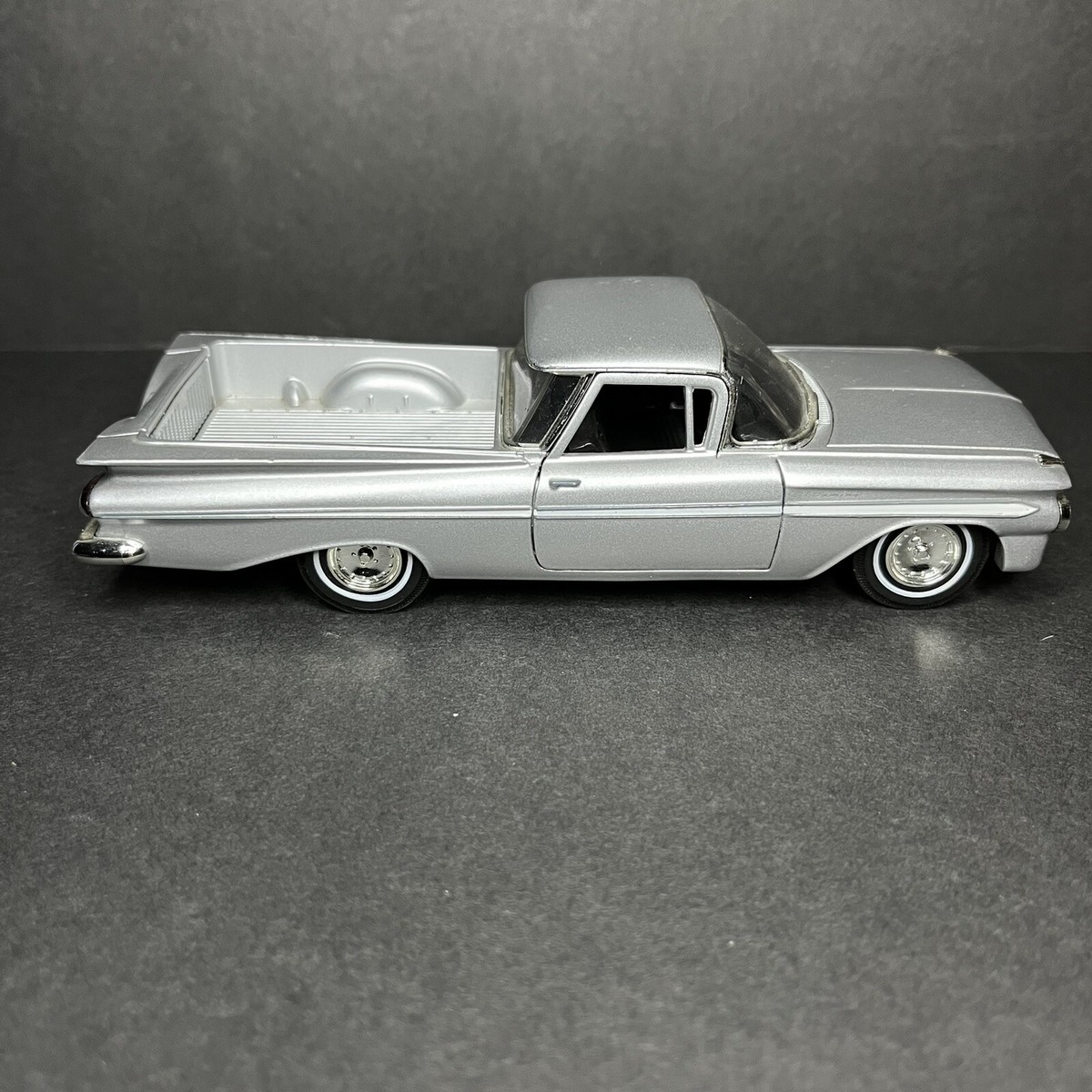 ミニカー 1959 Chevy El Camino Amazon.com: AMT 1058/12 1/25 1959 Chevy El Camino Original