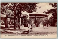 39470175 - Pougues-les-Eaux Un coin du Parc Le Pavillon des Sources Woman Umbrella