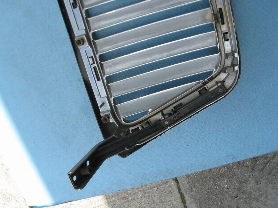 Lincoln Mark LT 2006 2007 2008 capó delantero parrilla superior plateada usado 06 07 08 Foto 4 de 4