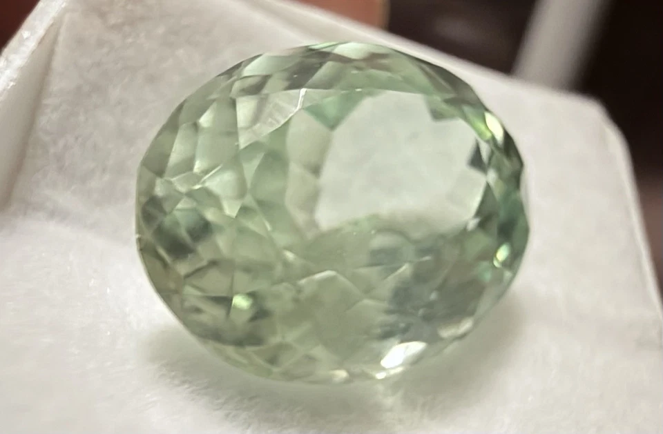 Jadeíta natural 10. 50 Ct. Piedra preciosa ovalada Foto 2 de 4