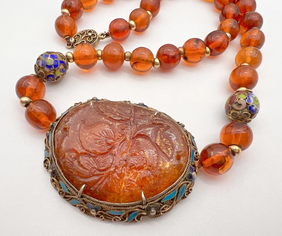 旧中国镀金银雕刻蜂蜜干邑波罗的海琥珀斑块珐琅项链 — 第 4/4 张图片