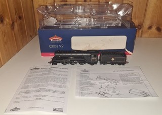 Bachmann 31 564 Class V2 60860 'Durham School' BR Black Early Emblem Boxed