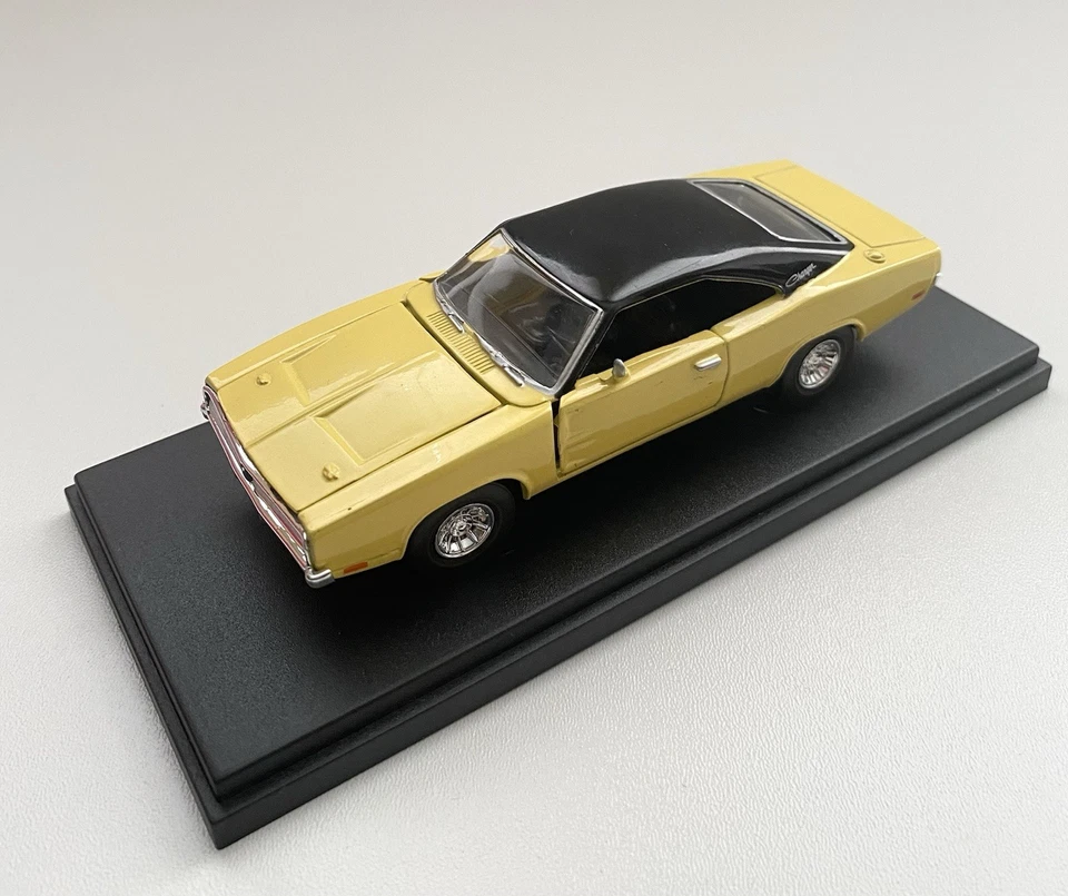 DODGE CHARGER 1969 Jaune et Noir ROAD CHAMPS 1:43 - Photo 2/4