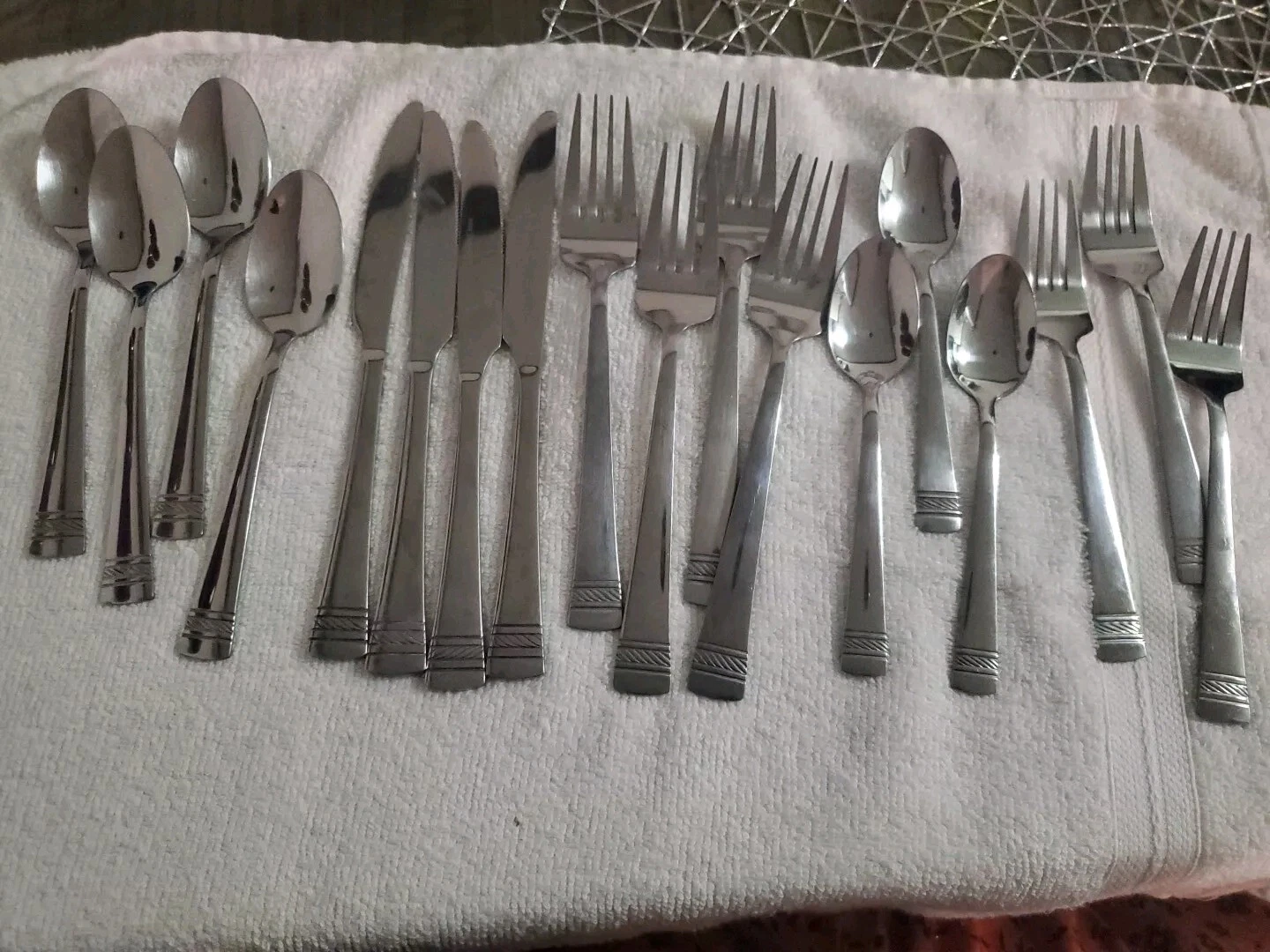 Stainless Flatware 18pc Set w/Serving Pieces China