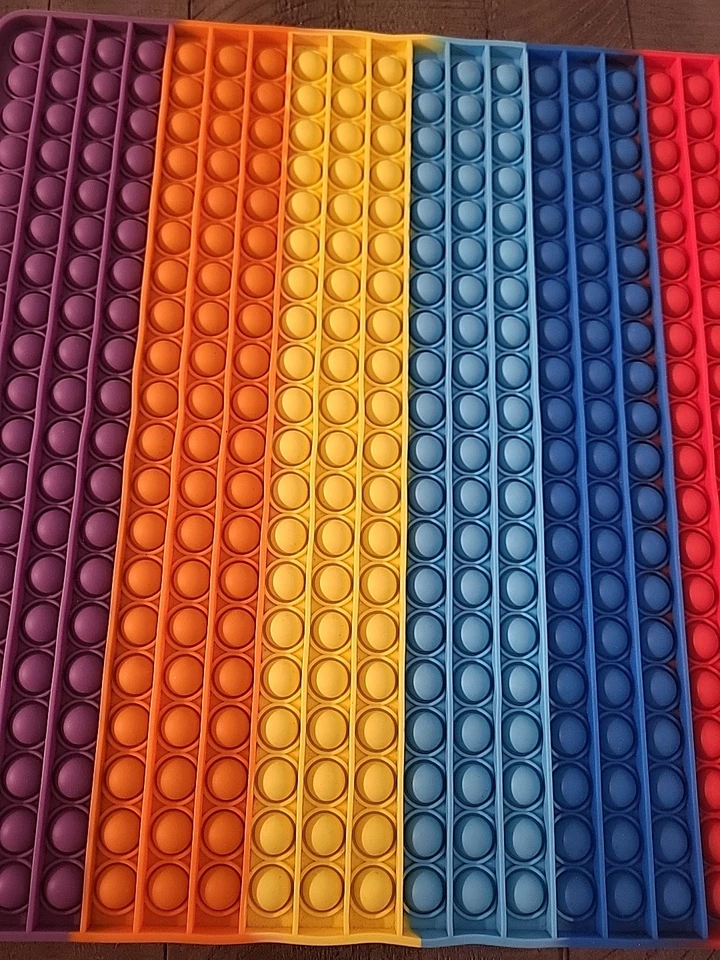 Rainbow Pop-It 15x15 X-Large rojo, azul, amarillo, naranja, púrpura usado en excelente estado Foto 2 de 3