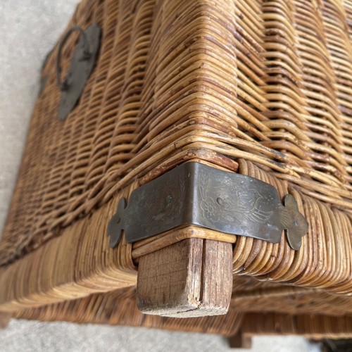 Vintage Wicker And Brass Rattan Chinoiserie Style Trunk Chest Footrest 16”Hx16”W - Picture 15 of 23