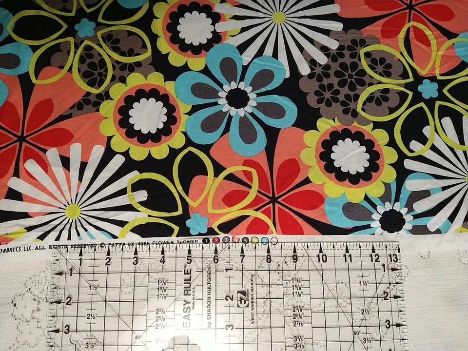 Chuveiro de flores REMNANT Michael Miller 11" x 21" floral ousado brilhante em preto - Imagem 4 de 4