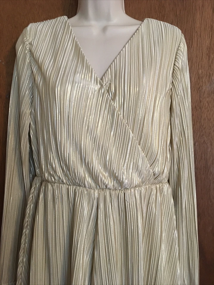 Mameluco JOLT Juniors - Rayas Acanaladas Blancas Doradas - Cuello Cruzado en V con Snap - Talla M Foto 2 de 4