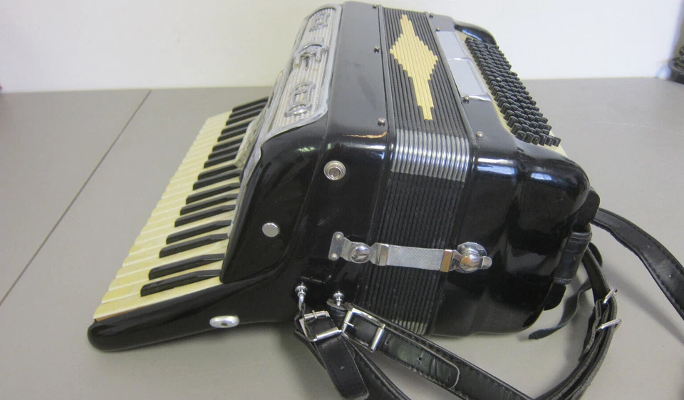 Castiglione Series 408 Detroit Vintage Black  Accordion W/ Case - Made In Italy - Image 4 of 4