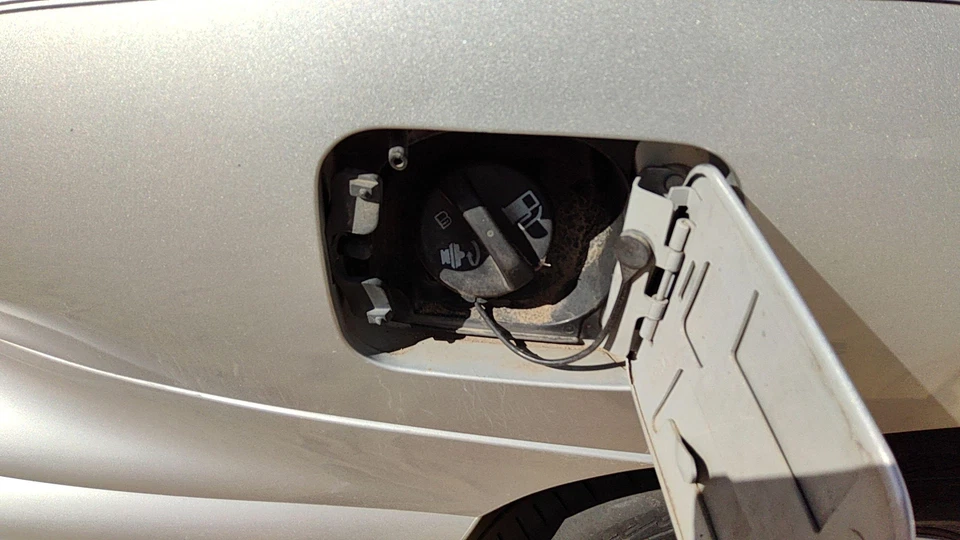 Гриф топливного бака 99-05 Pontiac Sunfire в сборе с оригинальной крышкой бензобака 2 двери 22615853 - Изображение 4 из 4