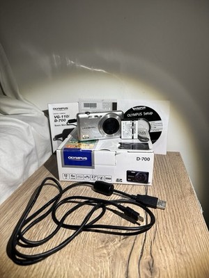Olympus Digitalkamera D-700 digitale Kamera Digi Cam Kompaktkamera 12 MP silber