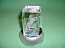 CHEVAL CRISTAL SUR SOCLE LUMINEUX