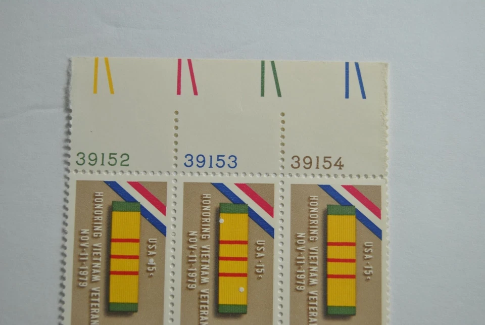 USA 15 Cent Stamp Block of 6 HONORING VIETNAM VETERANS Scott 1802 - Image 3 of 4
