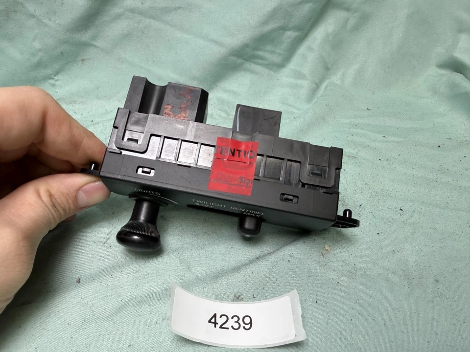 Переключатель управления фарами 1997 - 2005 Buick Park Avenue 25630054 - Изображение 4 из 4