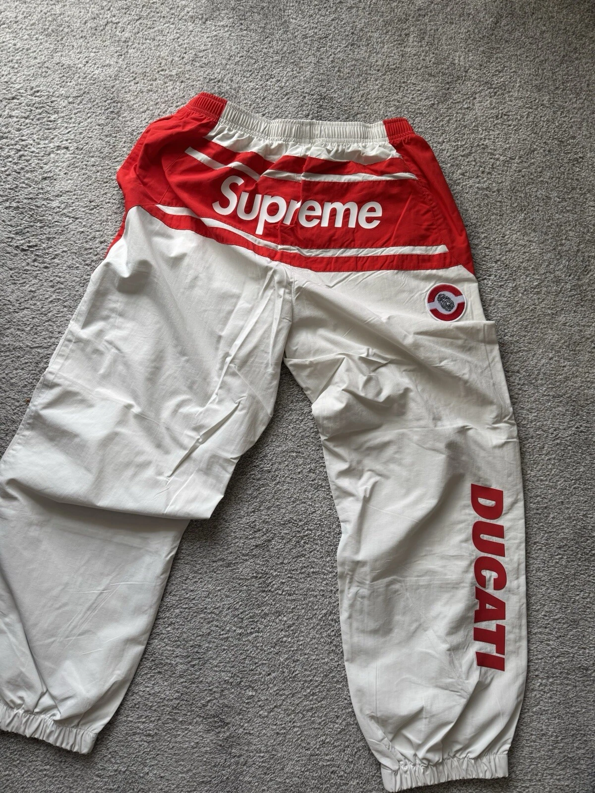 Pantalon de survêtement Supreme Ducati gris clair (taille Medium)