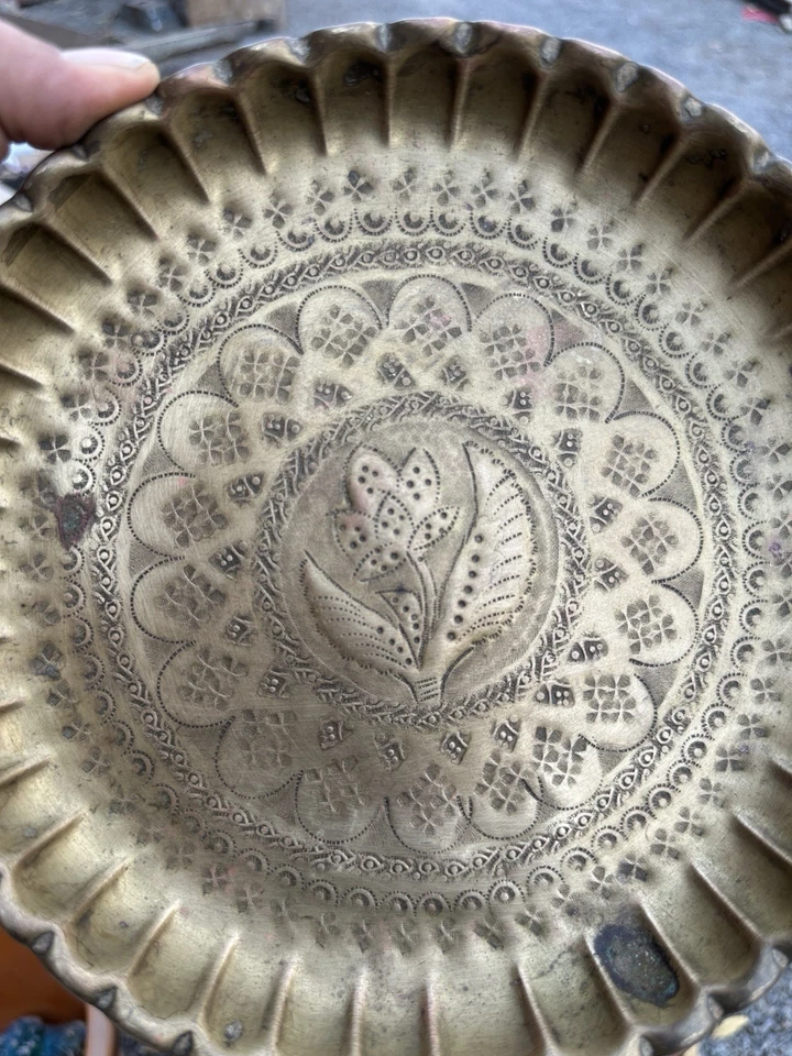 Hermoso plato floral redondo antiguo de latón tallado a mano de 1800 Foto 3 de 4