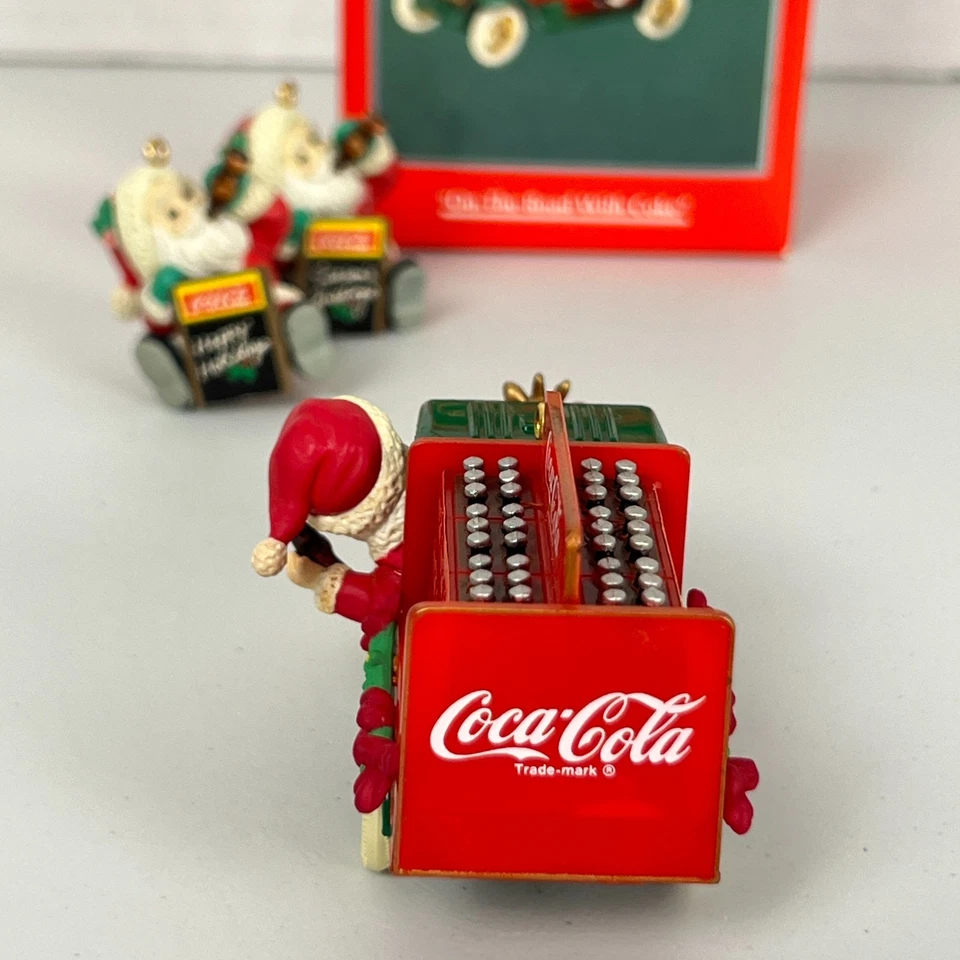 可口可乐圣诞装饰品 - 批量 3 件 - Enesco 圣诞老人卡车 + 黑板圣诞老人 — 第 4/4 张图片
