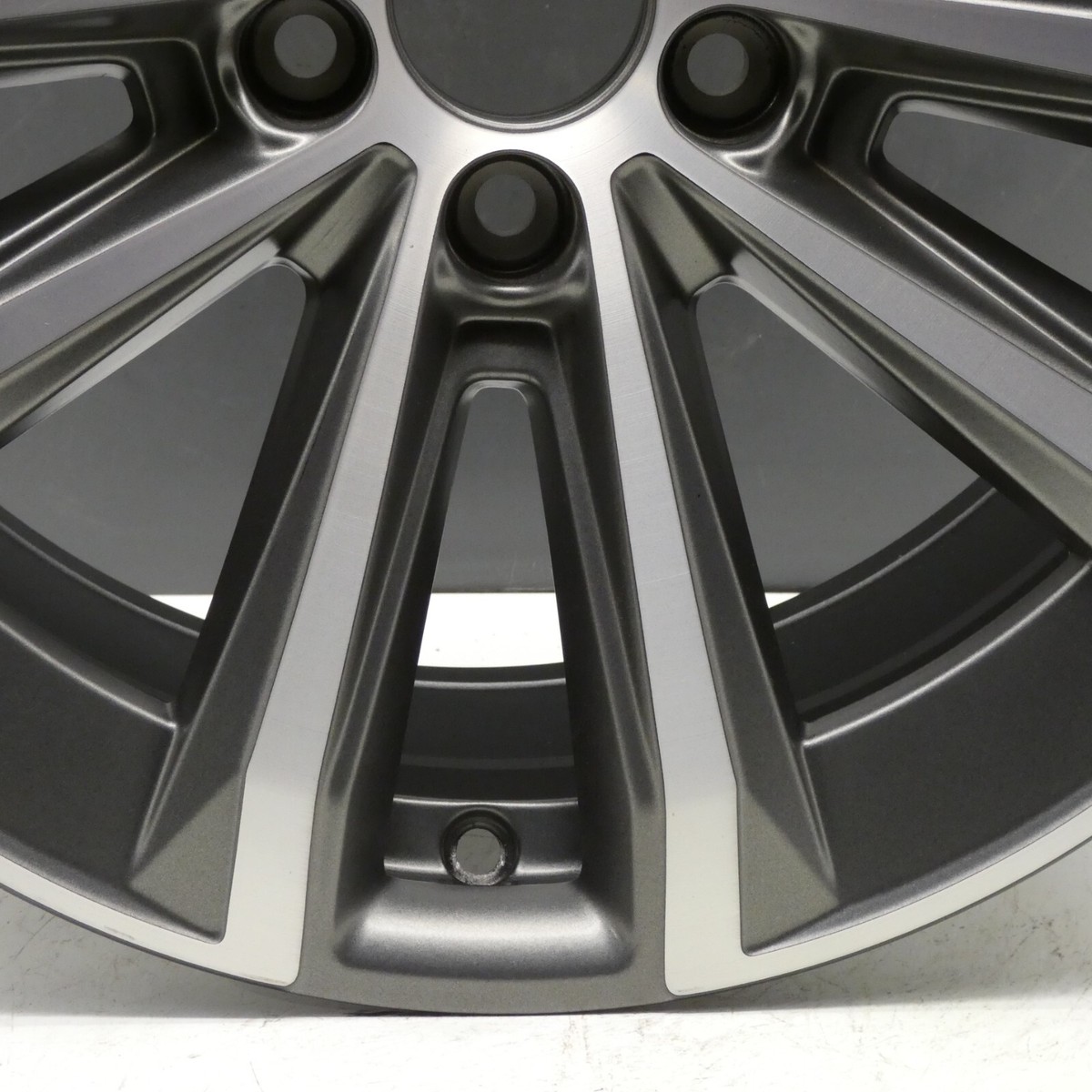 Volvo V60 2020 R18 alloy rim 32243401 CEN19405 for sale