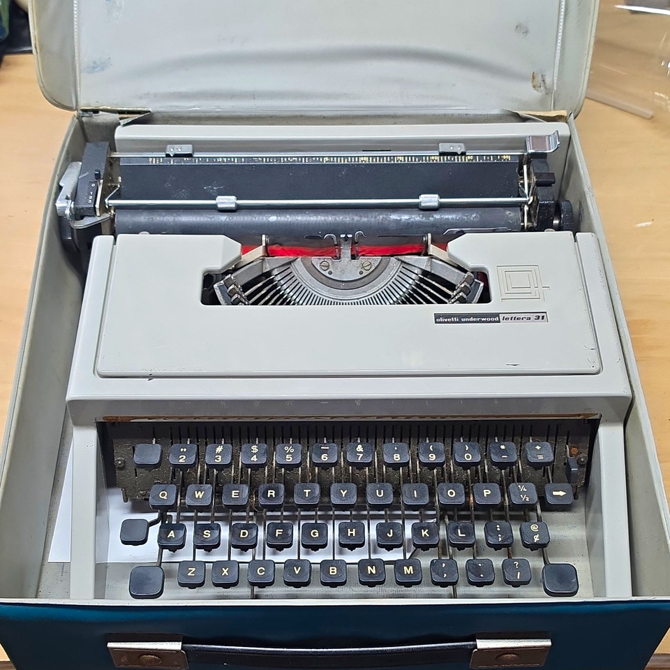 1970s Olivetti Underwood Lettera 31 Portable Manual Typewriter W/Carrying Case