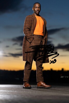 Ncuti Gatwa signed Autogramm 6x4 Inch FOTO Geschenk Pre Print - Dr Doctor Who