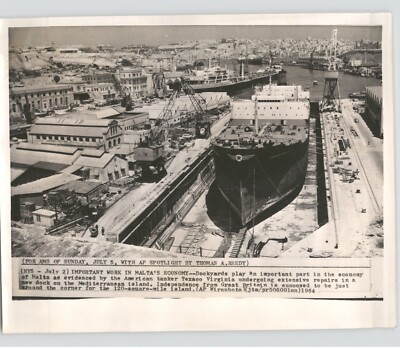 US OIL TANKER Texaco Virginia in MALTA DOCKS Vintage 1964 Press Photo