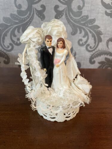 NEEDS REPAIR Vintage Wedding Cake Topper Brunette Bride Groom Lace Arch Small 5” - Afbeelding 1 van 7