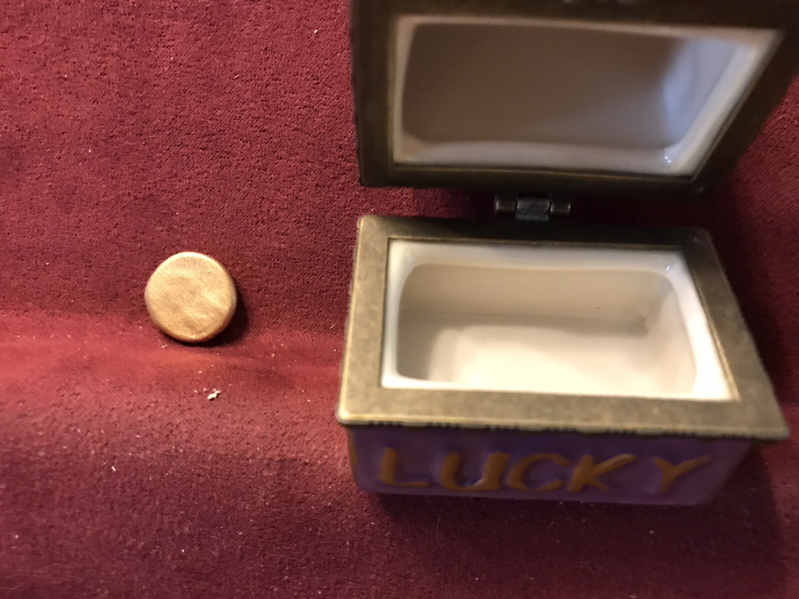 Novelty Ceramic Lucky  Slot Machine That Tilts Open To Reveal Tiny Storage Drawe