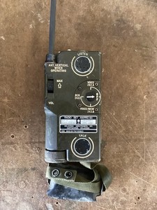 AN/PRC-126 無線機 最後の海辺のシーンでマチュのバッグに入っていた軍用無線機、ズバリ