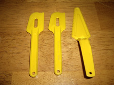 T33 Vintage 3pc Tupperware Kids Toys Utensils Cake Server  2 Spatulas Yellow