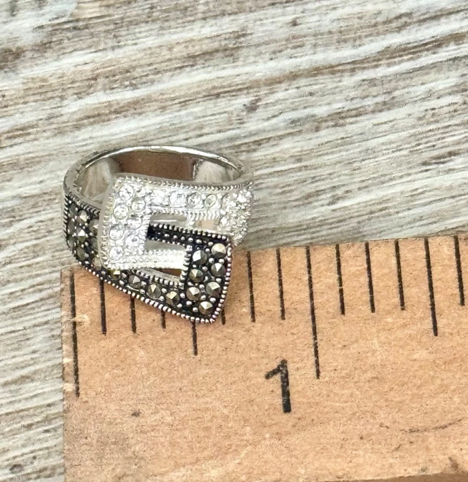 Anillo llamativo hebilla entrelazada con diamantes de imitación blancos y marcasita tono plata Foto 2 de 4