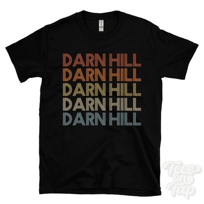 DARN HILL WIEDERHOLTES RETRO-STIL T-SHIRT Herren & Damen UK Ortsname Geschenk