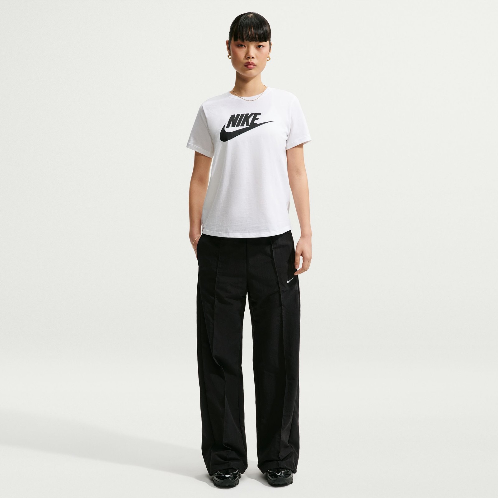 WOMENS NIKE SPORTSWEAR ESSENTIALS LOGO T SHIRT DX7906-100 WHITE/BLACK-SIZE XS